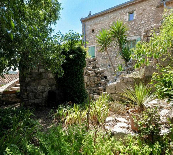Maison de village avec cour, jardin, superbes vues sur les Cévennes