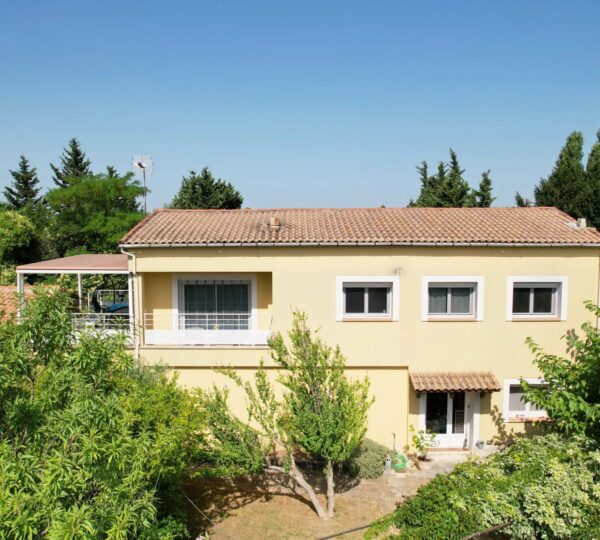 Uzès : House with garden 600m from the historic center