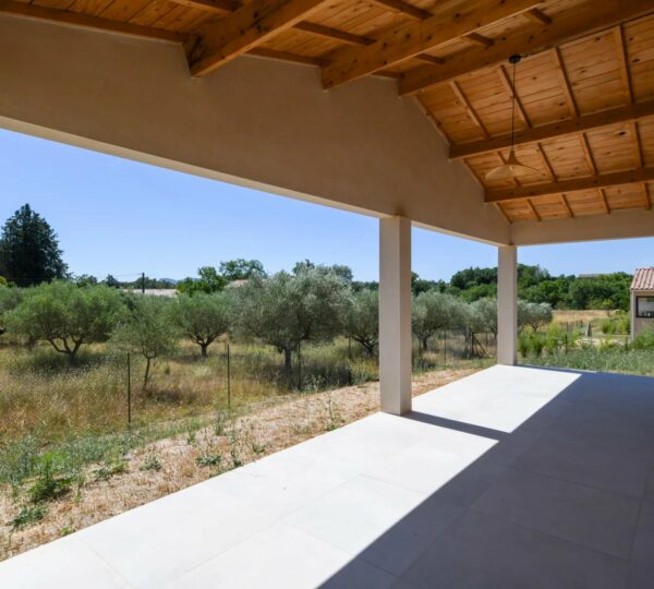 Southern-style house with garden and countryside views
