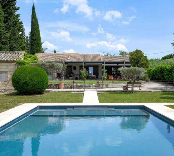 Uzes: propriété avec piscine, jardin et profondes vues jusqu’aux Cévennes
