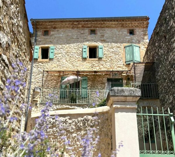 Maison de village avec cour, jardin, superbes vues sur les Cévennes