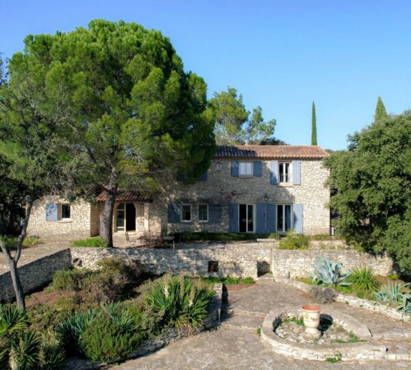 Propriété en pierre avec parc, piscines et tennis aux portes d'Uzès
