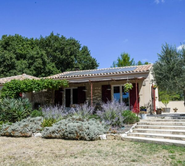 Villa de plain-pied proche d'Uzès, avec piscine et dépendance