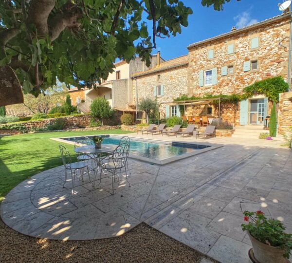 Provencal farmhouse of 186 m² with pool and garden