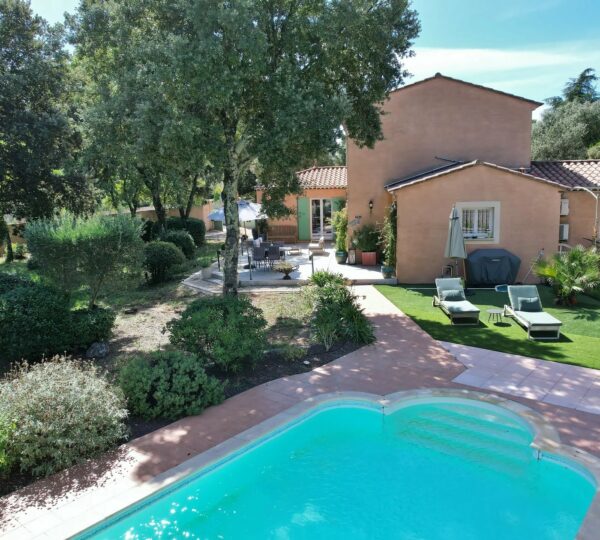 Proche Uzès, Villa méridionale située dans un quartier résidentiel