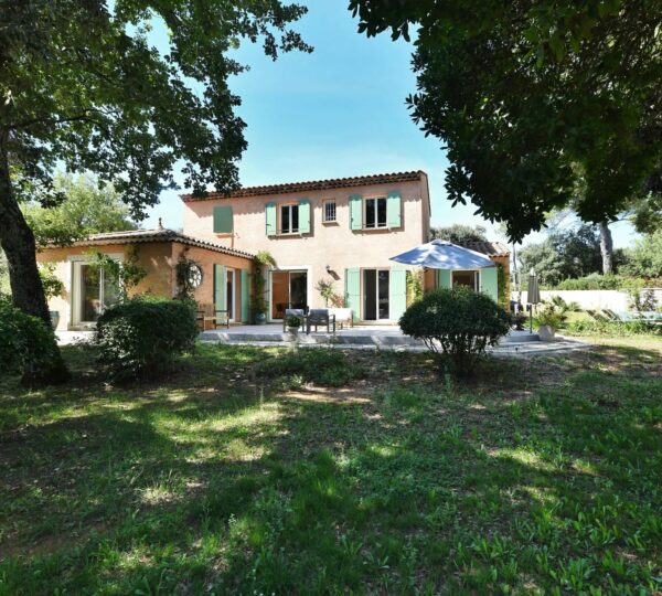 Proche Uzès, Villa méridionale située dans un quartier résidentiel