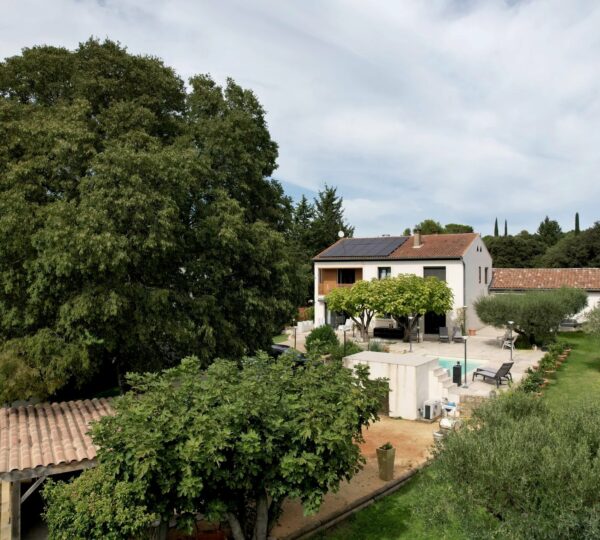 Villa avec piscine à Uzès dans un environnement arboré