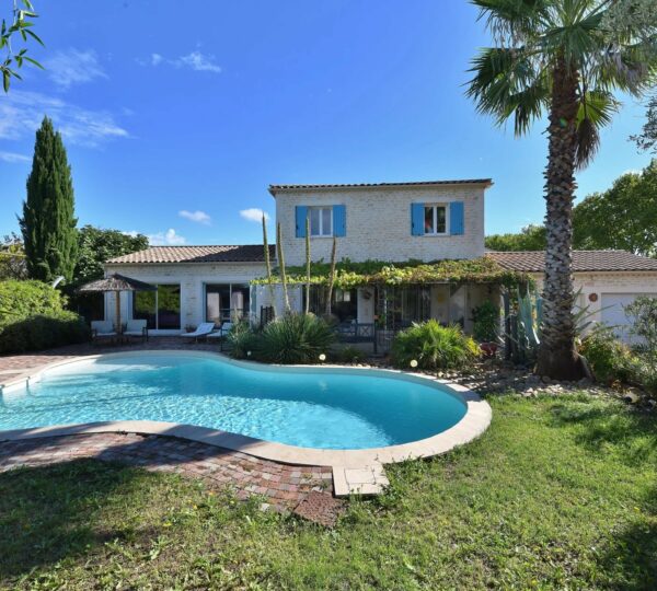 Entre Uzès et Alès, villa avec jardin et piscine