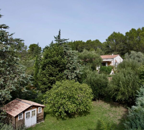 Charming villa in the heart of a landscaped garden with trees