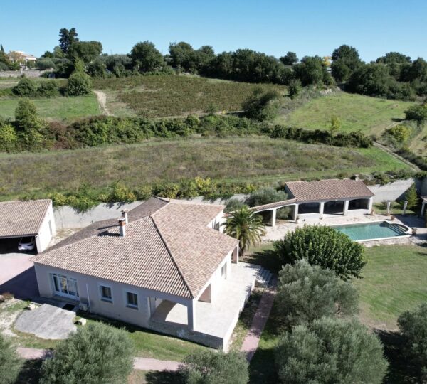 Villa récente avec piscine et annexes à 20 minutes d'Uzès