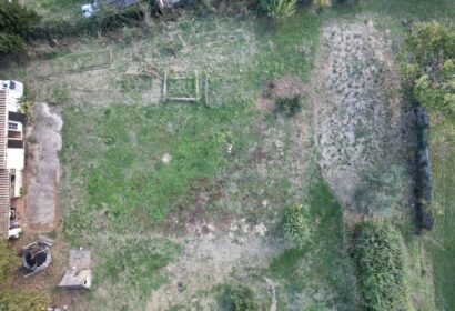 Terrain constructible de 805 m² et terrain naturel attenant