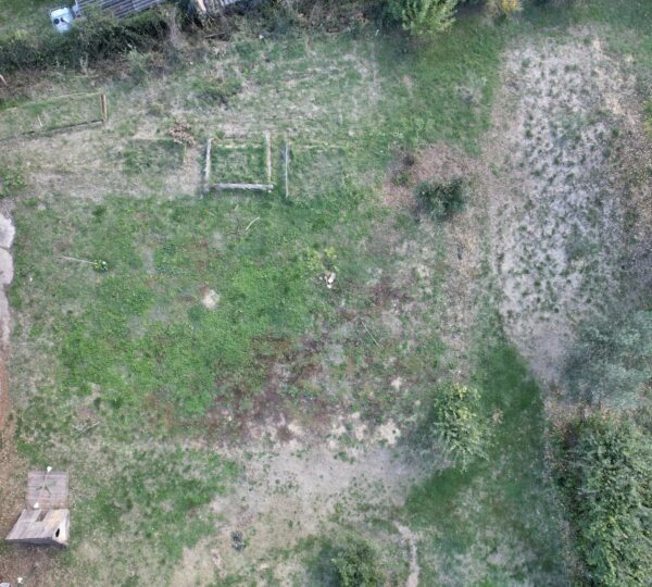 Terrain constructible de 805 m² et terrain naturel attenant