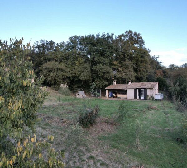 Terrain constructible de 1.610 m² et terrain naturel attenant