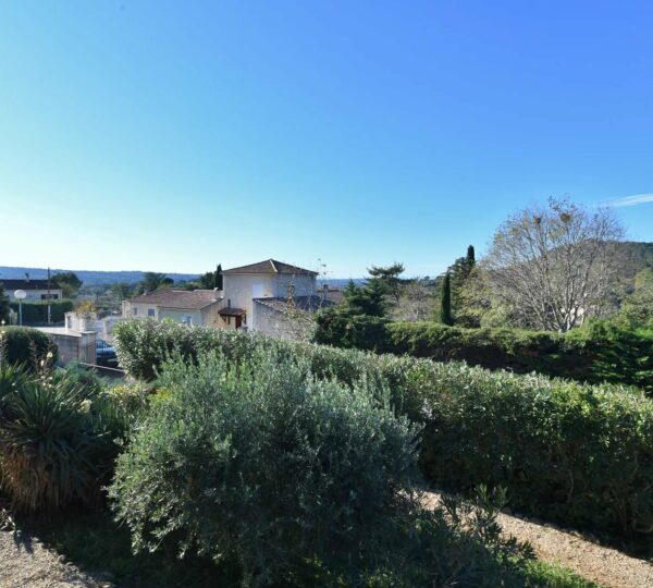 A quelques minutes d'Uzès, charmante villa avec jardin, garage et piscine