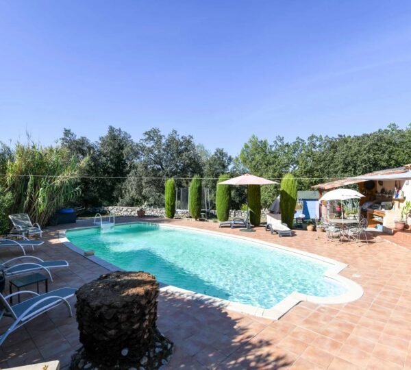 A l'Ouest d'Uzès, villa de plain-puied avec studio