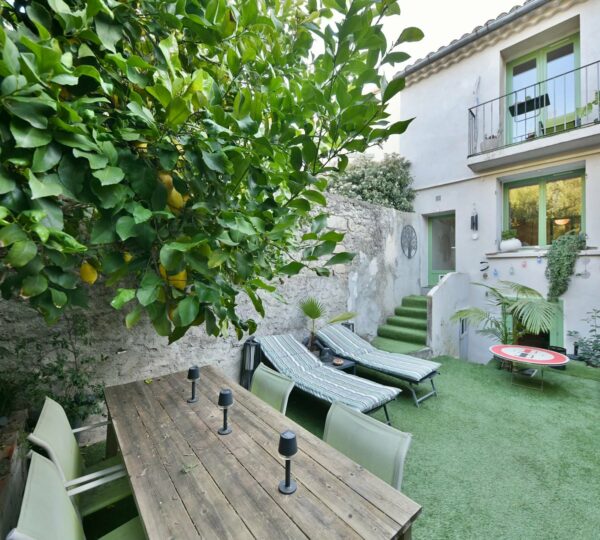 Uzès: Townhouse with courtyard and garage