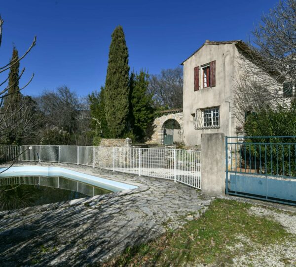 Stone house with pool 15 minutes from Uzès