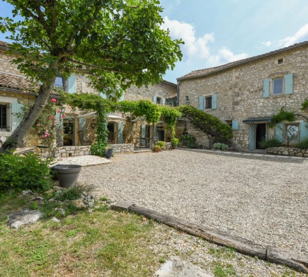 Mas en pierre avec piscine et vue panoramique