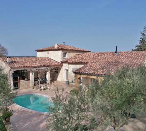 Spacieuse villa avec piscine Uzès à pied!
