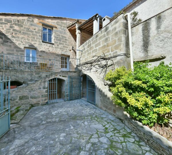 Charmante maison de village avec cour et terrasses