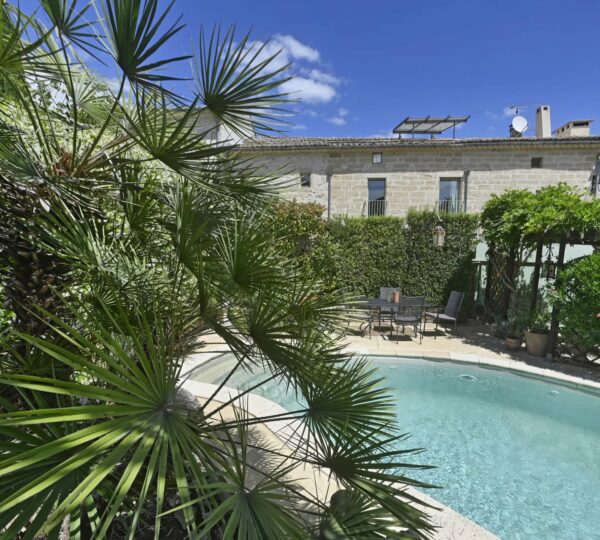 Authentique maison de village en pierre avec jardin et piscine, à quelques km seulement d'Uzès