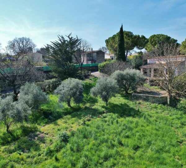 Fort potentiel ! terrain constructible de 2300m² avec maison à rafraichir proche d'Uzès