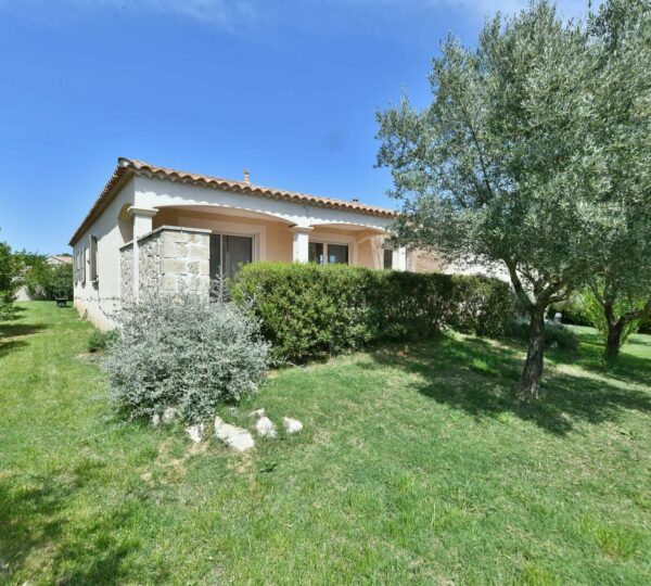 Villa lumineuse avec jardin arboré et piscine hors sol à 5 minutes d' Uzès