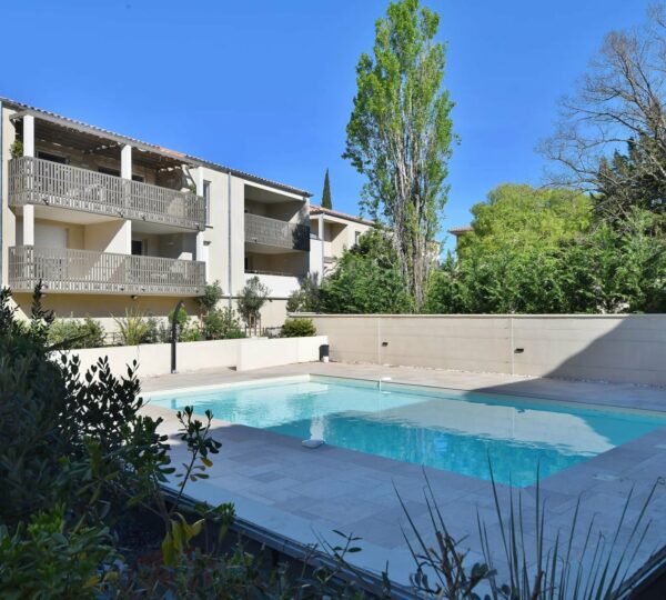 Appartement de type T2 avec terrasse et stationnement Uzès à pied!