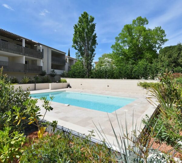 Appartement de type T2 avec terrasse et stationnement Uzès à pied!