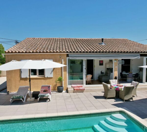 Villa de plain-pied avec piscine proche tous commerces...