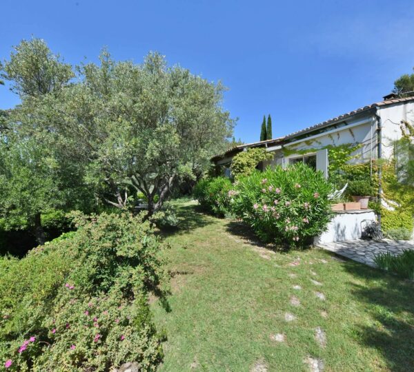 Charming villa in the heart of a landscaped garden with trees