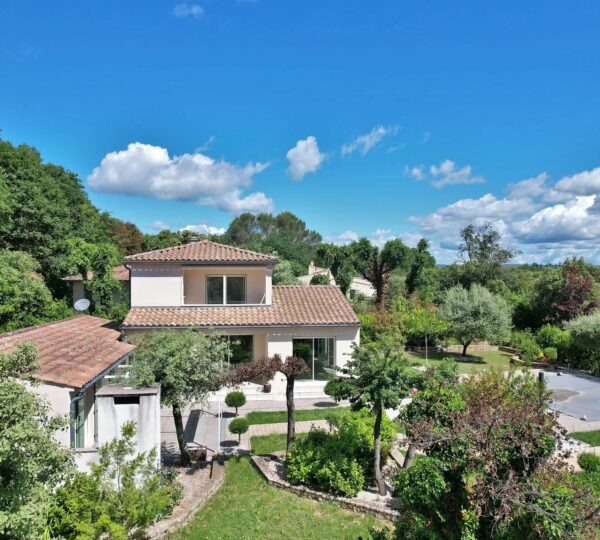 3 km from Uzès, superb family villa with swimming pool and wooded grounds of 1300 m 2