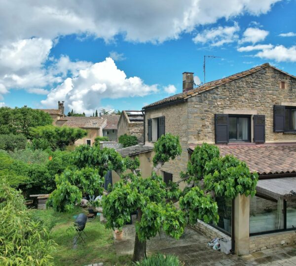 Maison de village en pierre, village avec commerces...