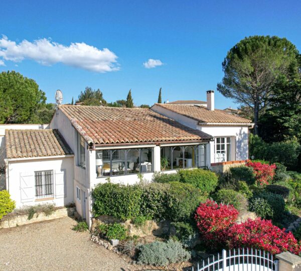 SOUS OFFRE - Charmante maison de village avec jardin, piscine et garage