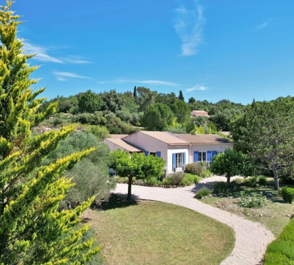 Villa avec piscine, jardin arboré et vue exceptionnelle à 12 km d'Uzès
