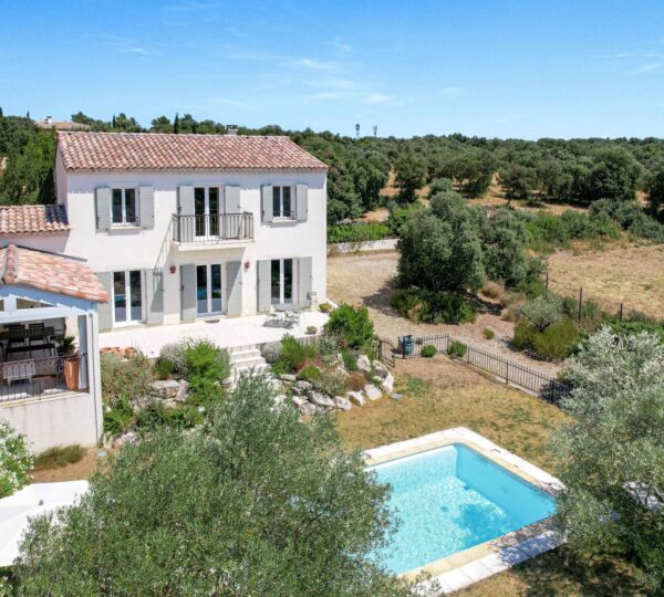 Maison méridionale en position dominante située à 5,5 km d'Uzès