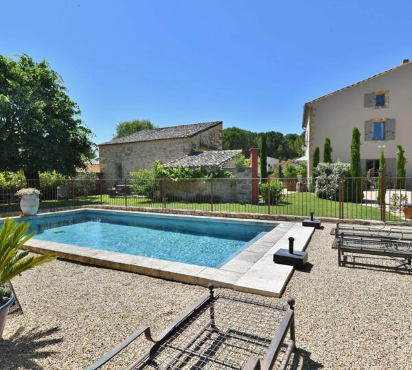 Propriété en pierre à 3kms du centre historique d'Uzès ...