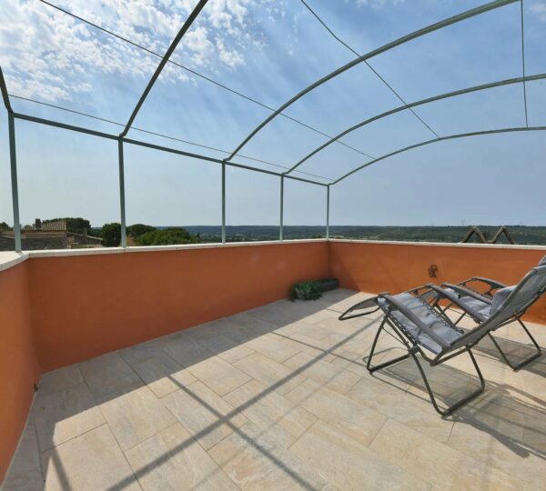 Maison de village en pierre avec terrasse tropézienne
