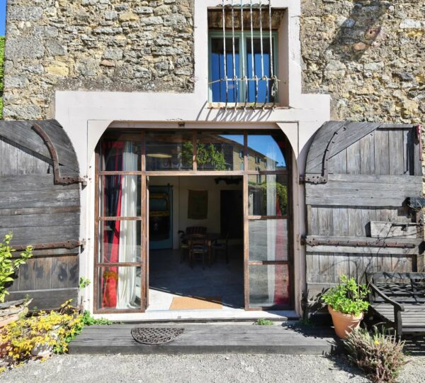 SOUS-OFFRE / Maison d'artiste au cœur d'un authentique village