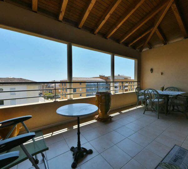 Apartment downtown Uzes with terrace and garage!