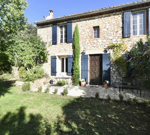 Maison de village en pierre, jardin et piscine