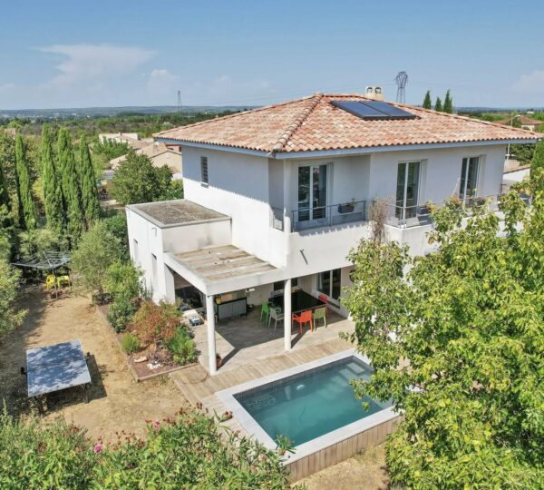 Belle villa contemporaine avec bassin à Bouillargeus en périphérie de Nîmes
