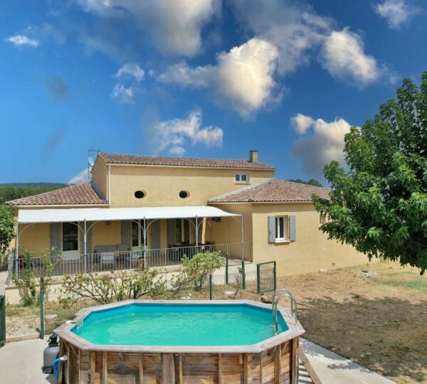 Villa avec vue panoramique à 15 minutes d'Uzès
