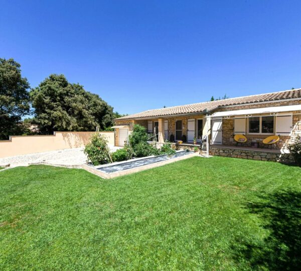Single-story Southern-style home (167 m²) with garden and pool, 3.5 km from the center of Uzès