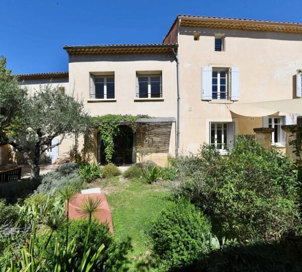 Maison de village avec jardin, bassin de nage et dépendance...