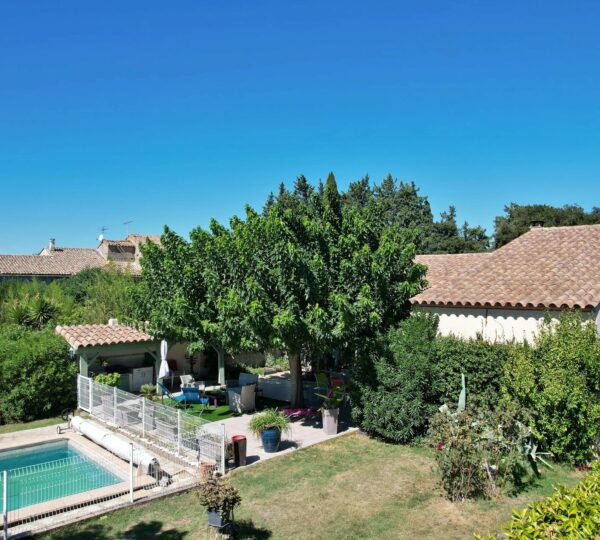 Charmante villa de plain-pied avec piscine et beau terrain arboré