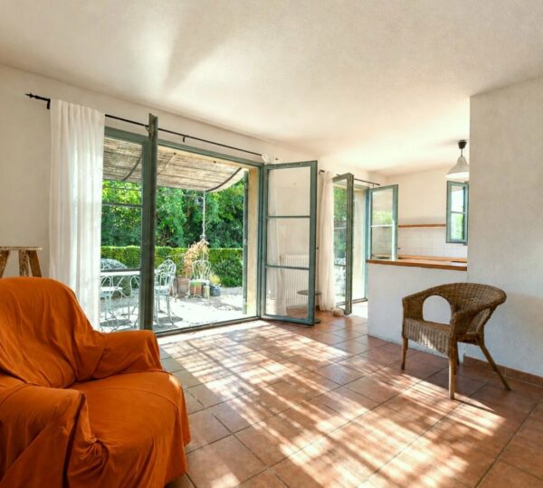 86 sqm Townhouse with Garden in a Secure Residence