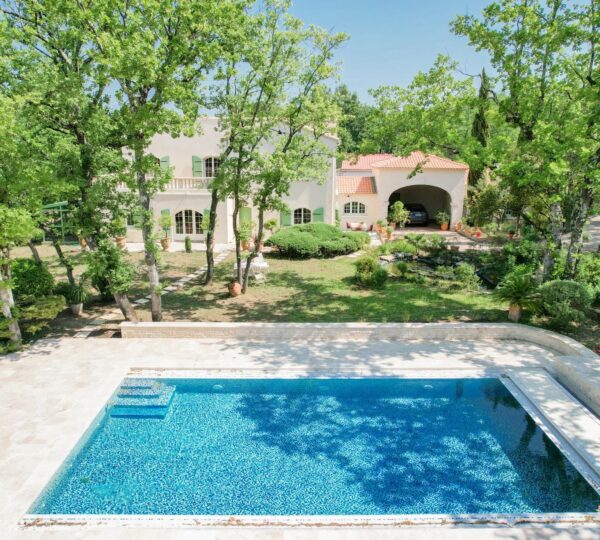 Spacieuse villa avec gîte et piscine à 20 minutes d Uzès