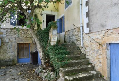 Rare à 13 km d’Uzès : Maison de village à rénover + terrain constructible indépendant