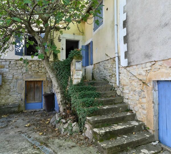 Rare à 13 km d’Uzès : Maison de village à rénover + terrain constructible indépendant
